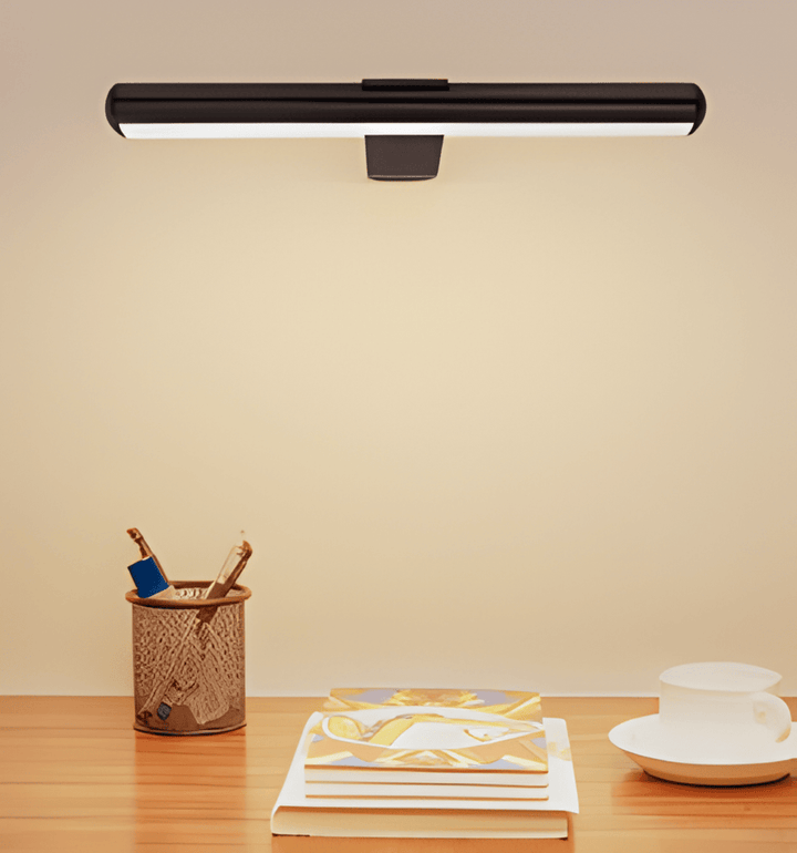 "Elegant roterbar LED-vägglampa med kabelfri installation, magnetisk bas och USB-C anslutning i svart, vit eller guld."