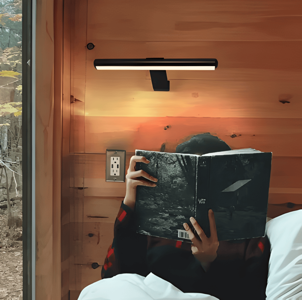 "Elegant roterbar LED-vägglampa med kabelfri installation, magnetisk bas och USB-C anslutning i svart, vit eller guld."