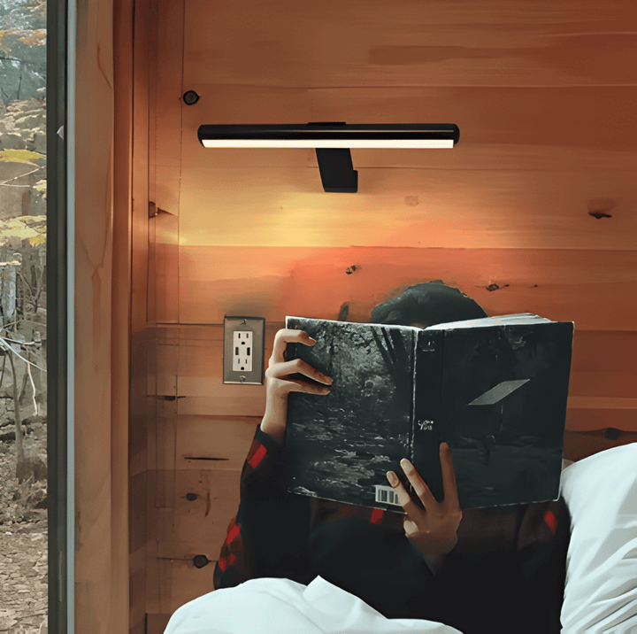 "Elegant roterbar LED-vägglampa med kabelfri installation, magnetisk bas och USB-C anslutning i svart, vit eller guld."