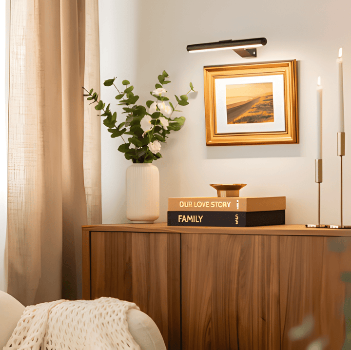 "Elegant roterbar LED-vägglampa med kabelfri installation, magnetisk bas och USB-C anslutning i svart, vit eller guld."