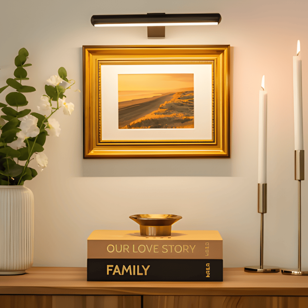 "Elegant roterbar LED-vägglampa med kabelfri installation, magnetisk bas och USB-C anslutning i svart, vit eller guld."
