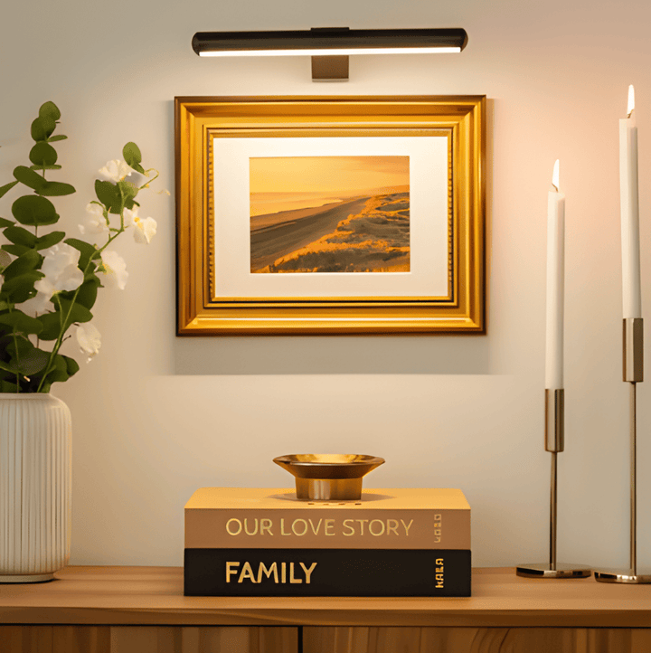 "Elegant roterbar LED-vägglampa med kabelfri installation, magnetisk bas och USB-C anslutning i svart, vit eller guld."