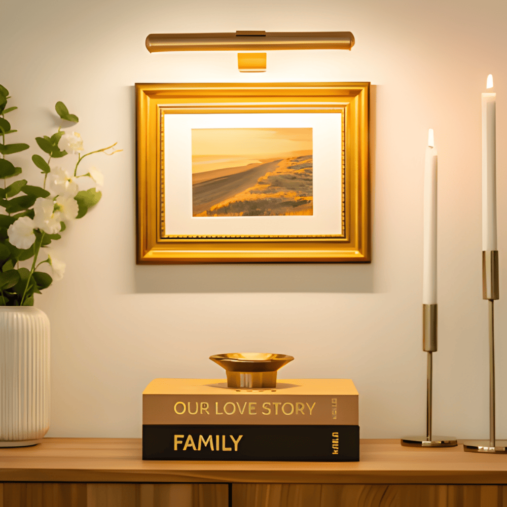 "Elegant roterbar LED-vägglampa med kabelfri installation, magnetisk bas och USB-C anslutning i svart, vit eller guld."