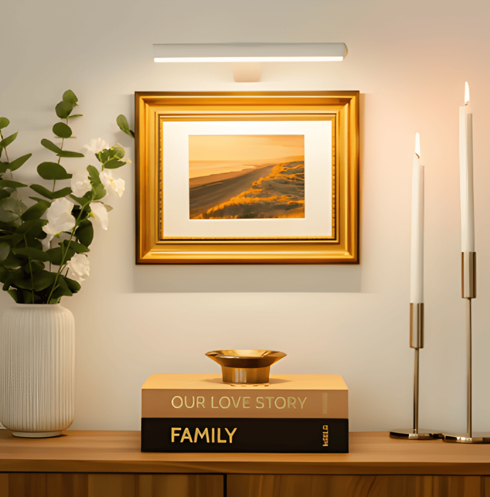 "Elegant roterbar LED-vägglampa med kabelfri installation, magnetisk bas och USB-C anslutning i svart, vit eller guld."