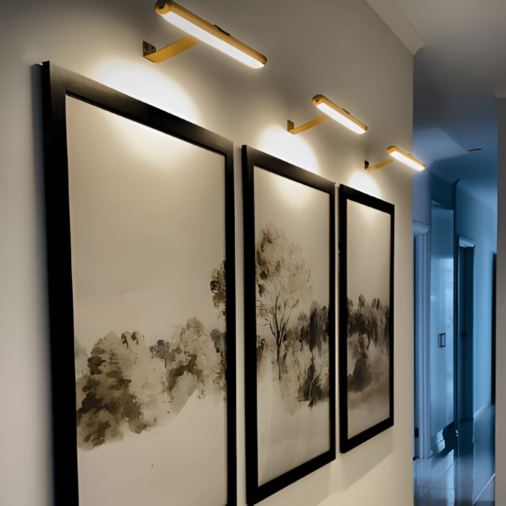 "Elegant roterbar LED-vägglampa med kabelfri installation, magnetisk bas och USB-C anslutning i svart, vit eller guld."