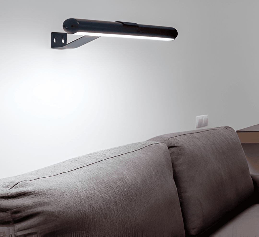 "Elegant roterbar LED-vägglampa med kabelfri installation, magnetisk bas och USB-C anslutning i svart, vit eller guld."
