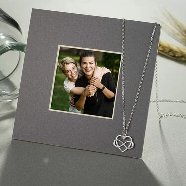 "Elegant silver oändlighetshjärta halsband för kvinnor med österrikiska zirkoner, dubbel infinity design, stilfullt smycke."