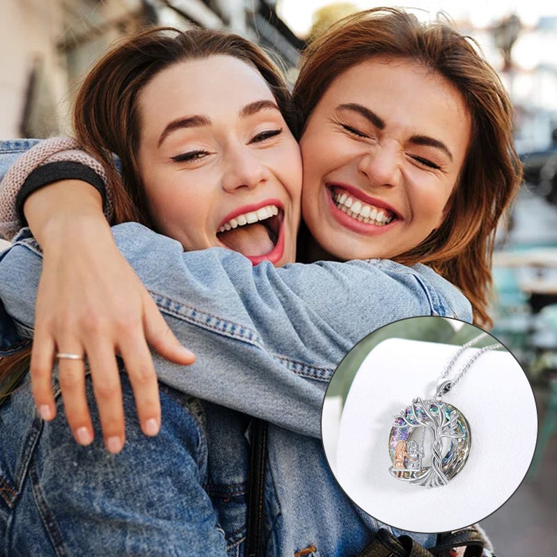 "Elegant silverhalsband med systertema, hänge symboliserar vänskap, tidlös design för varje tillfälle."