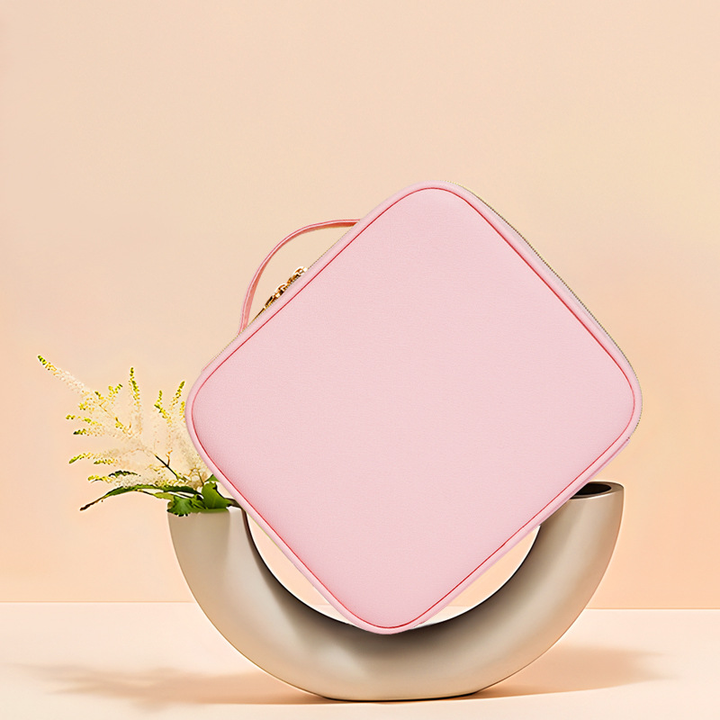"Elegant sminkväska med LED-spegel, rosa, svart eller vit, PU-material, justerbara fack och borsthållare, perfekt för resa."