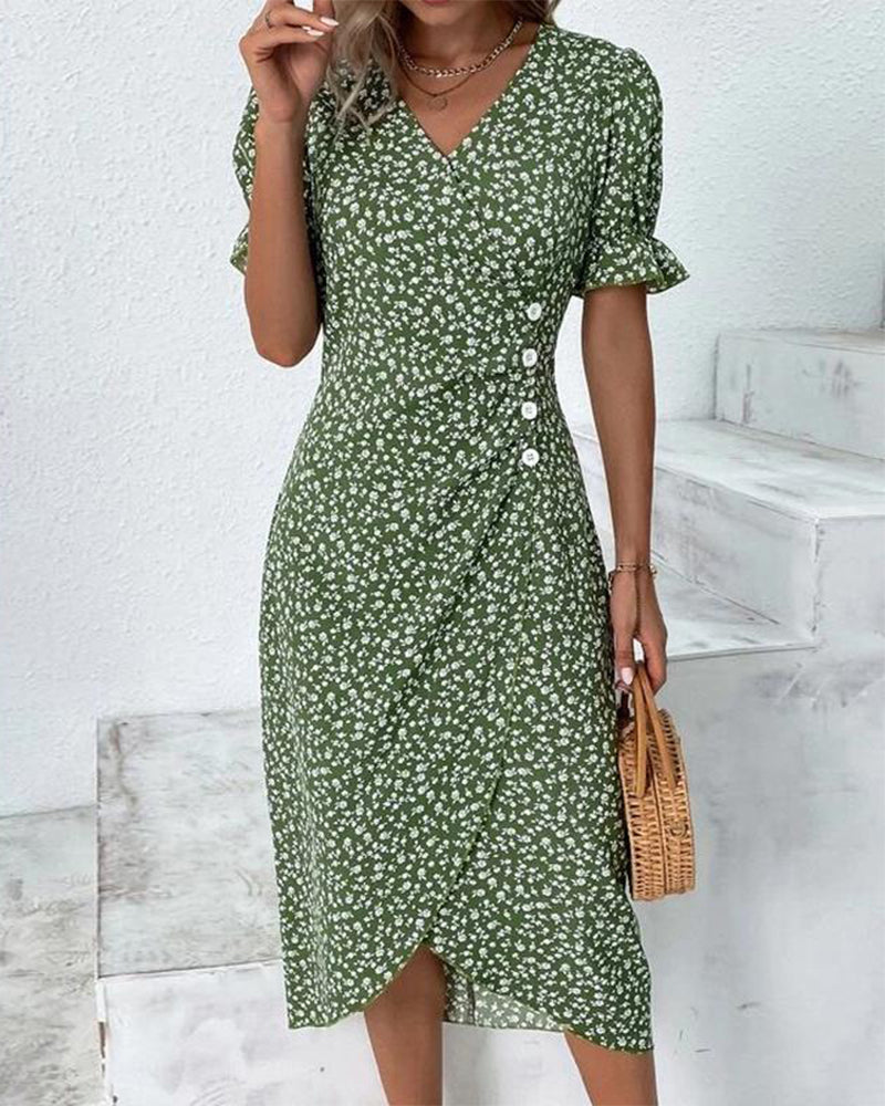 "Elegant sommarklänning med V-ringning och blomsterdesign i fräsch, feminin stil för komfort och stil i varje situation."