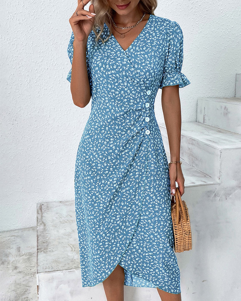 "Elegant sommarklänning med V-ringning och blomsterdesign i fräsch, feminin stil för komfort och stil i varje situation."