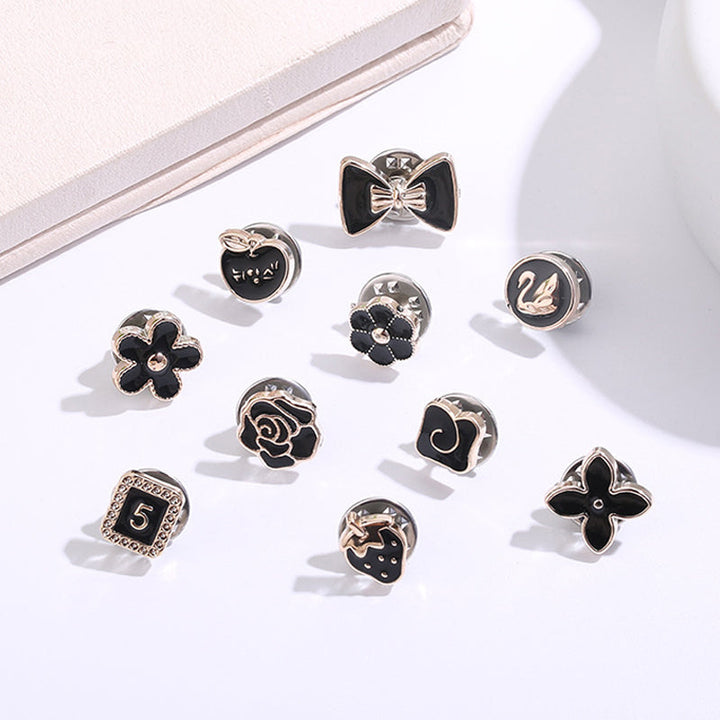 "Elegant stift för att förhindra oavsiktlig klädexponering, med stilren design, perfekt till kappa och skjorta."