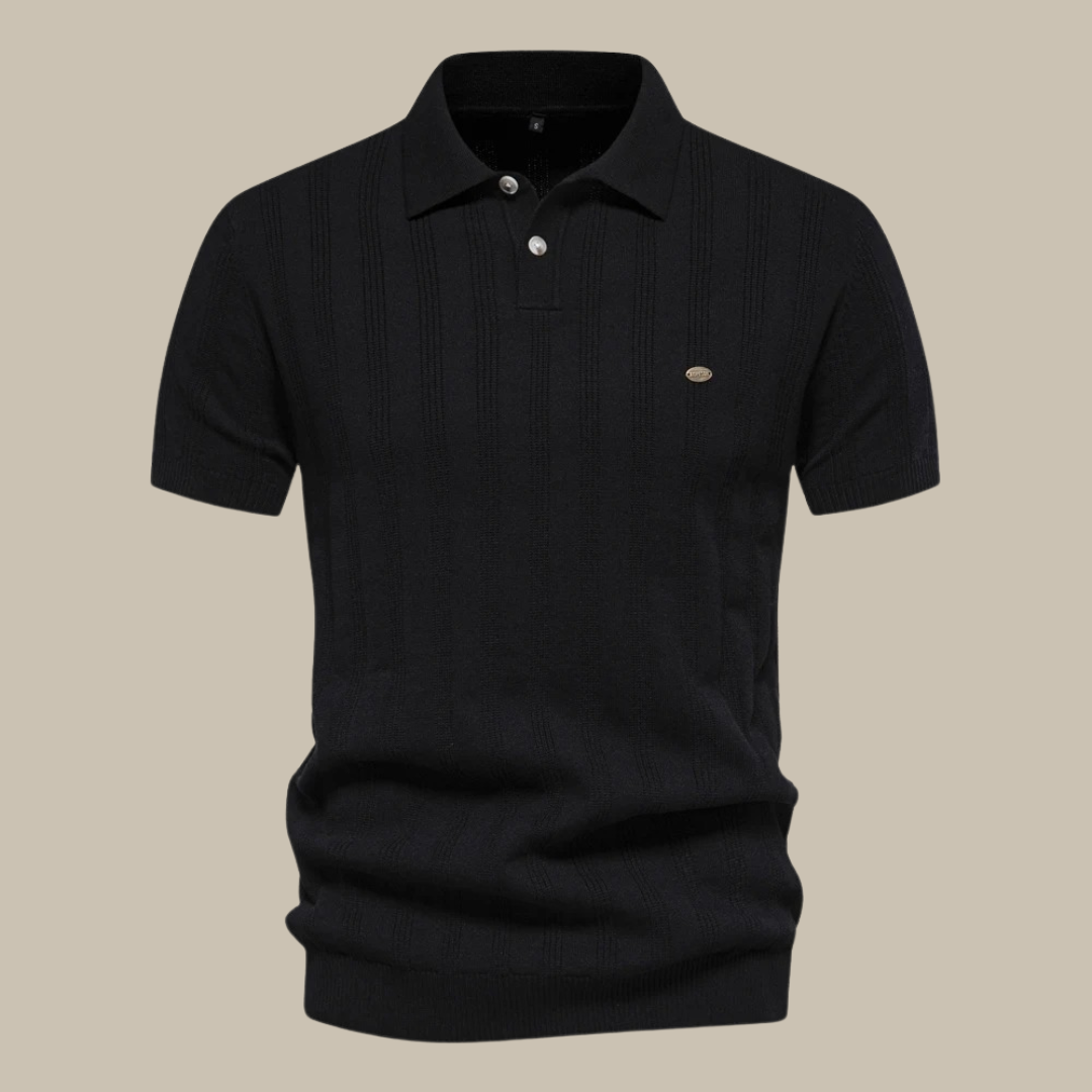 "Elegant svart merino pikétröja för män, tidlös design, kort ärm, perfekt för både avslappnade och formella tillfällen."