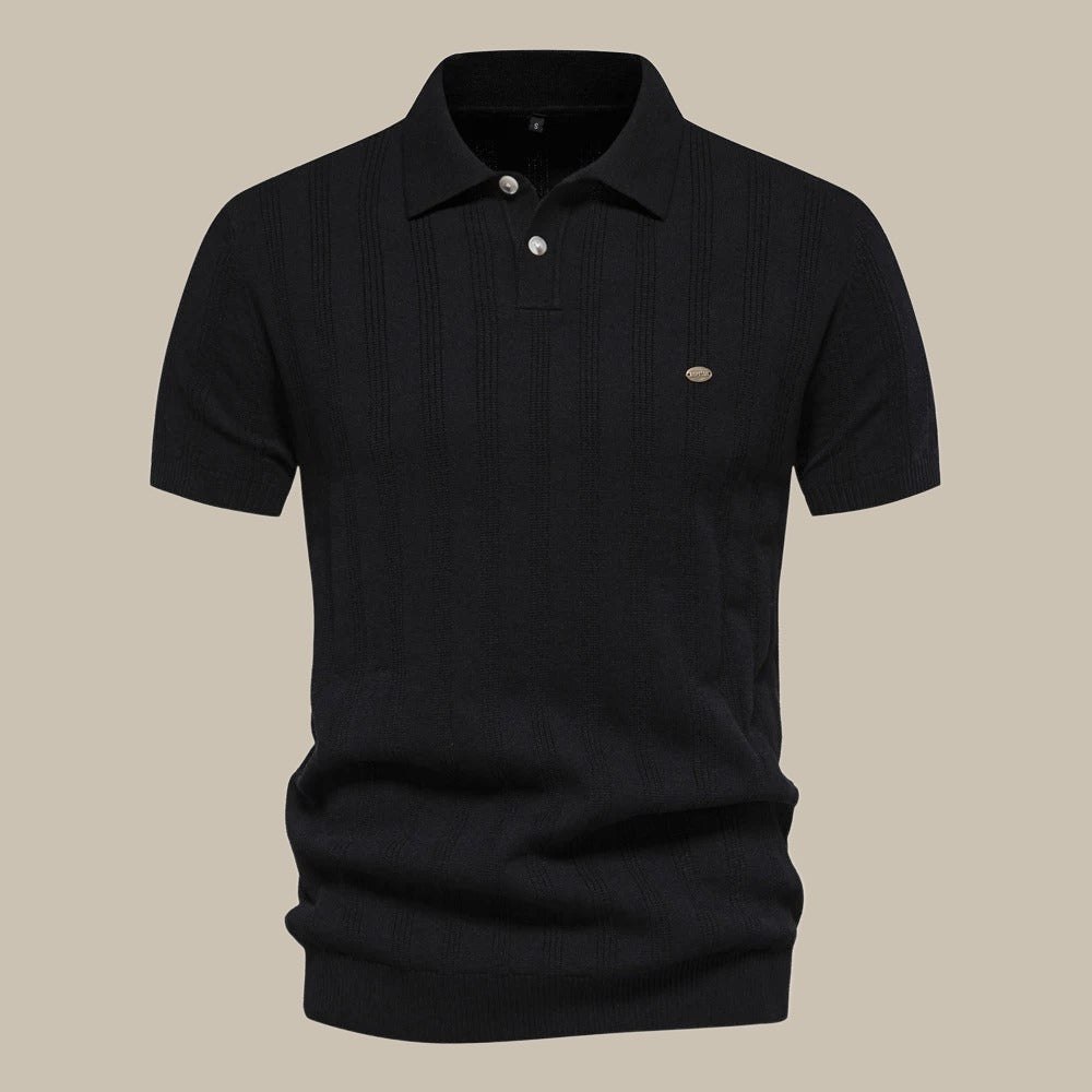 "Elegant svart merino pikétröja för män, tidlös design, kort ärm, perfekt för både avslappnade och formella tillfällen."