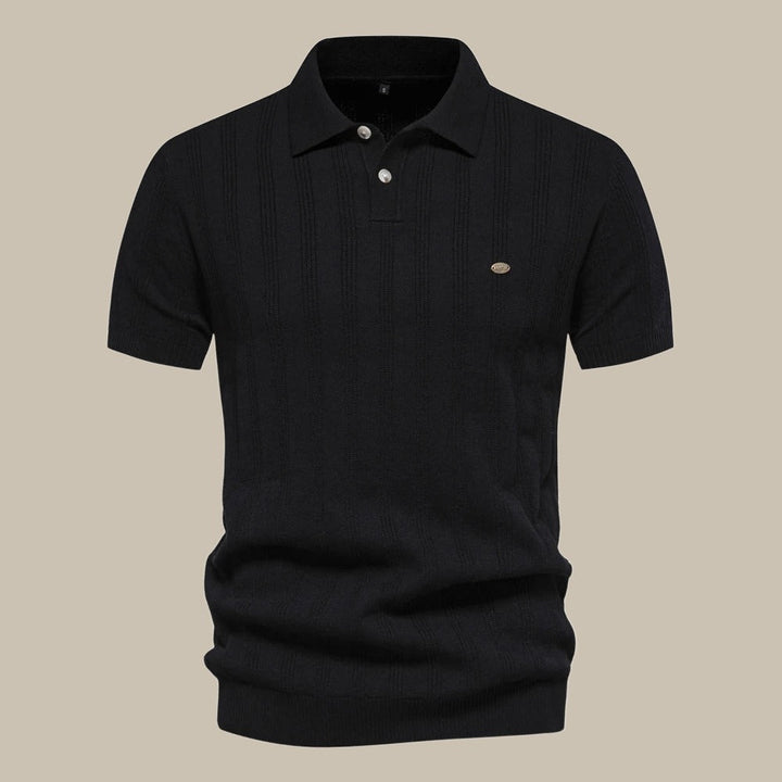 "Elegant svart merino pikétröja för män, tidlös design, kort ärm, perfekt för både avslappnade och formella tillfällen."