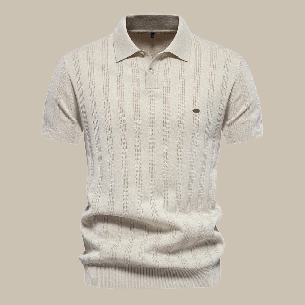 "Elegant svart merino pikétröja för män, tidlös design, kort ärm, perfekt för både avslappnade och formella tillfällen."