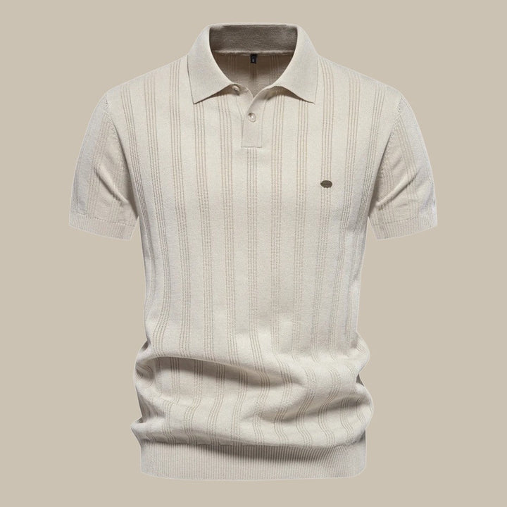 "Elegant svart merino pikétröja för män, tidlös design, kort ärm, perfekt för både avslappnade och formella tillfällen."