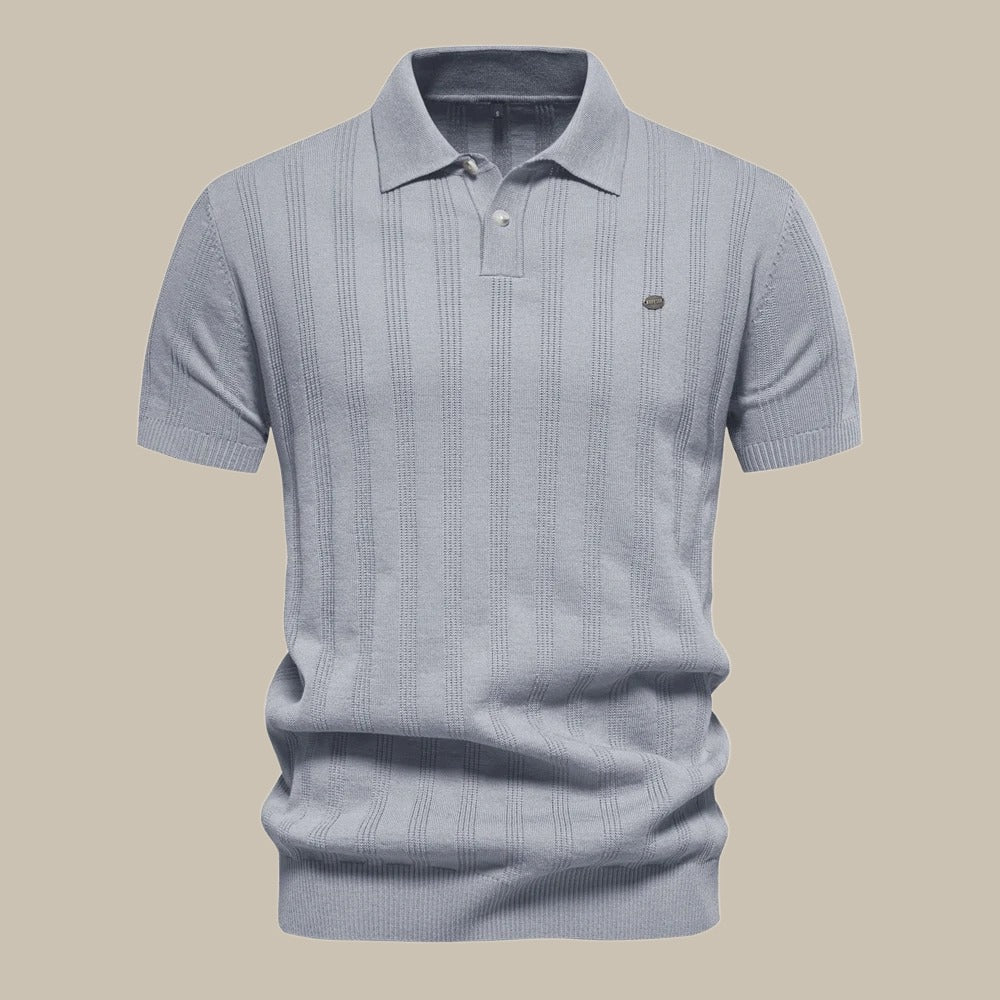 "Elegant svart merino pikétröja för män, tidlös design, kort ärm, perfekt för både avslappnade och formella tillfällen."