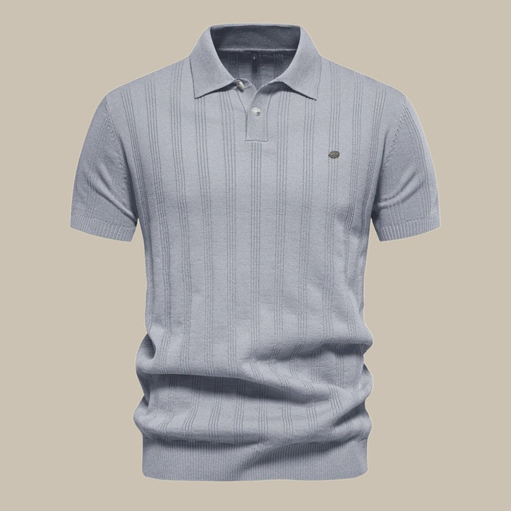 "Elegant svart merino pikétröja för män, tidlös design, kort ärm, perfekt för både avslappnade och formella tillfällen."