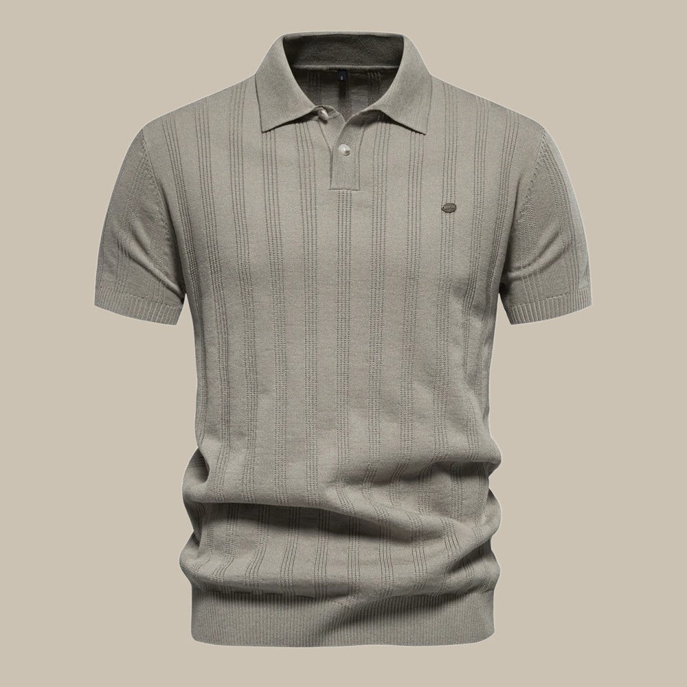 "Elegant svart merino pikétröja för män, tidlös design, kort ärm, perfekt för både avslappnade och formella tillfällen."