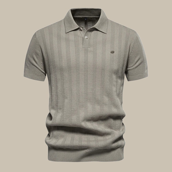 "Elegant svart merino pikétröja för män, tidlös design, kort ärm, perfekt för både avslappnade och formella tillfällen."