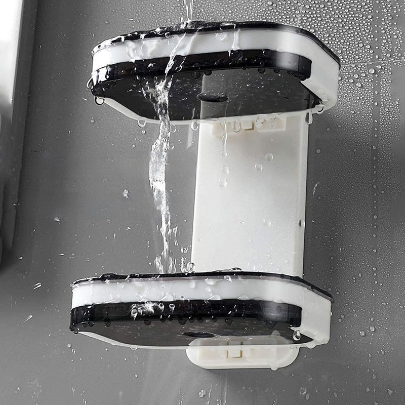 "Elegant svart och grå tvålkopp med avtappningsbricka, stilren design, glansig bakgrund, perfekt för badrumshylla."