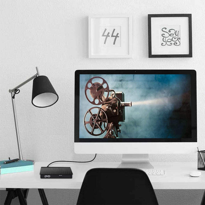 "Elegant svart/vit bärbar extern USB CD/DVD-enhet idealisk för resa, med kompakt design, passar i datorväska."