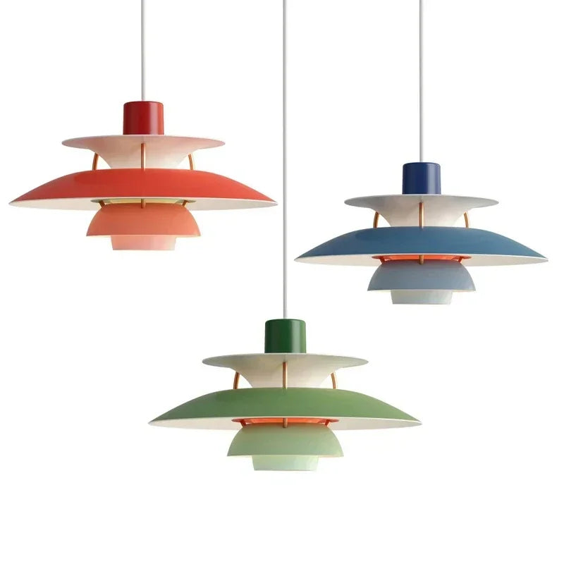 "Elegant taklampa med svävande skåldesign, livfulla färgval som blå och lila, perfekt för modern inredning."