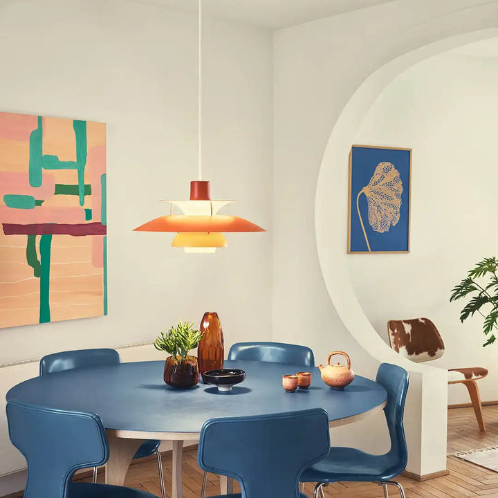"Elegant taklampa med svävande skåldesign, livfulla färgval som blå och lila, perfekt för modern inredning."