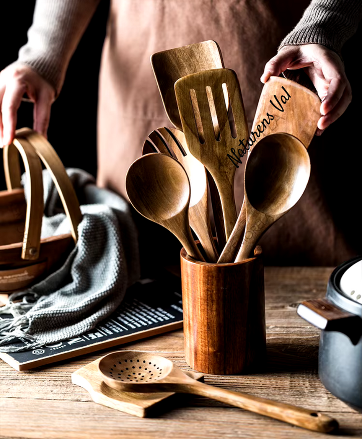 "Elegant teak köksredskap, miljövänligt set för hållbar matlagning. Skandinavisk design, stilrent och funktionellt."