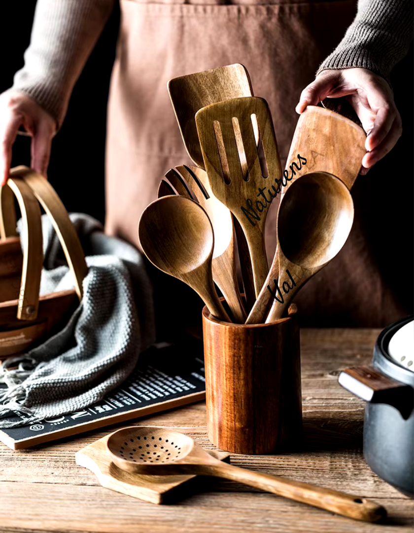 "Elegant teak köksredskap, miljövänligt set för hållbar matlagning. Skandinavisk design, stilrent och funktionellt."