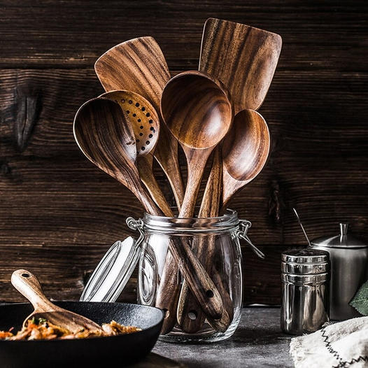 "Elegant teak köksredskap, miljövänligt set för hållbar matlagning. Skandinavisk design, stilrent och funktionellt."