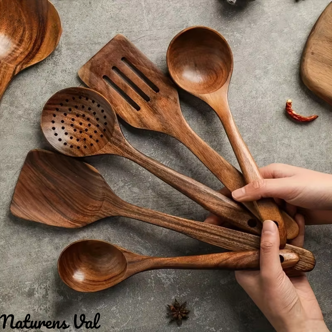 "Elegant teak köksredskap, miljövänligt set för hållbar matlagning. Skandinavisk design, stilrent och funktionellt."