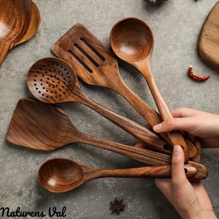 "Elegant teak köksredskap, miljövänligt set för hållbar matlagning. Skandinavisk design, stilrent och funktionellt."