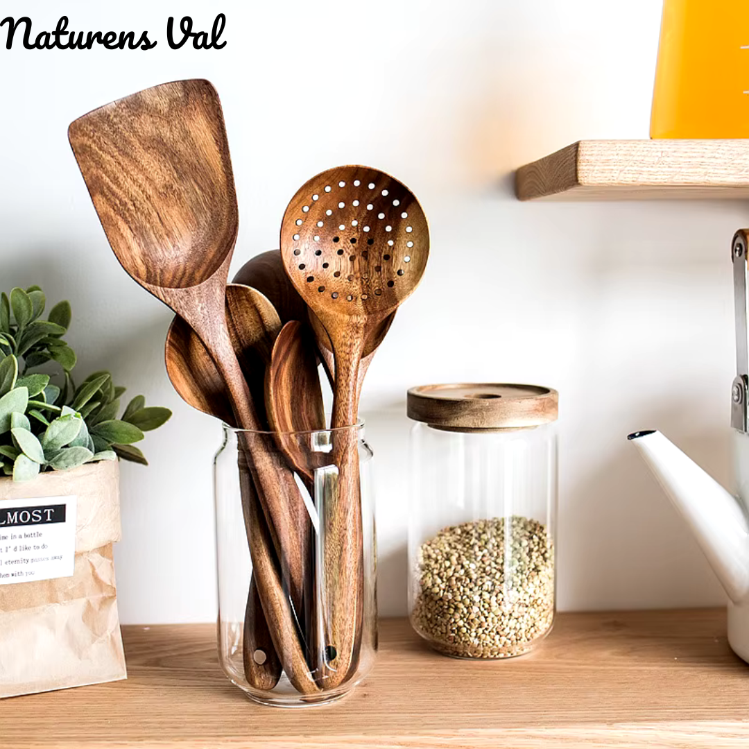 "Elegant teak köksredskap, miljövänligt set för hållbar matlagning. Skandinavisk design, stilrent och funktionellt."