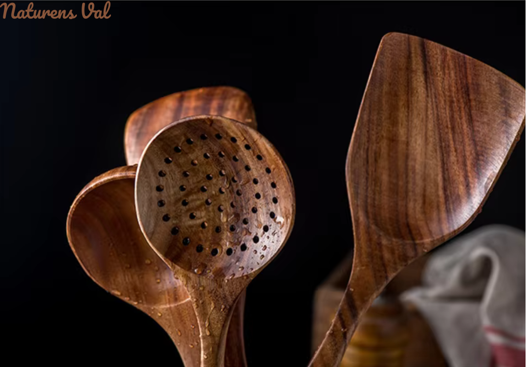 "Elegant teak köksredskap, miljövänligt set för hållbar matlagning. Skandinavisk design, stilrent och funktionellt."