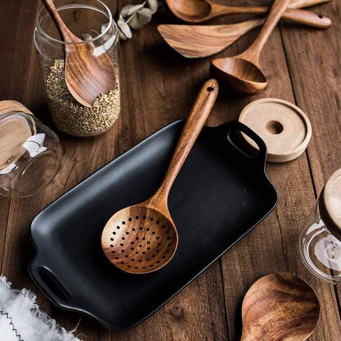 "Elegant teak köksredskap, miljövänligt set för hållbar matlagning. Skandinavisk design, stilrent och funktionellt."