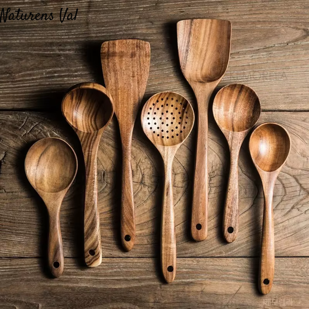 "Elegant teak köksredskap, miljövänligt set för hållbar matlagning. Skandinavisk design, stilrent och funktionellt."