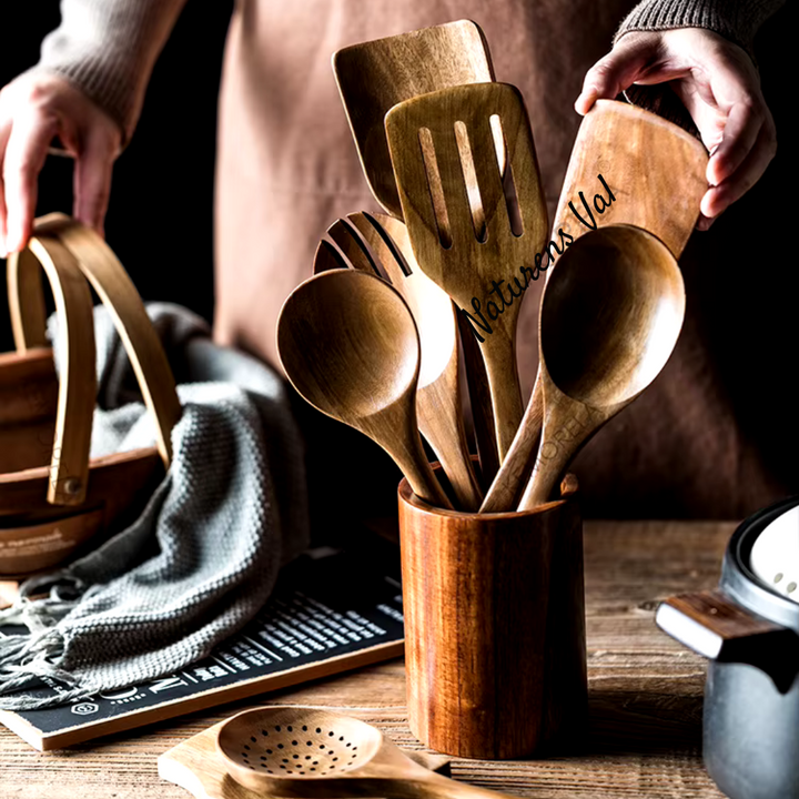 "Elegant teak köksredskap, miljövänligt set för hållbar matlagning. Skandinavisk design, stilrent och funktionellt."