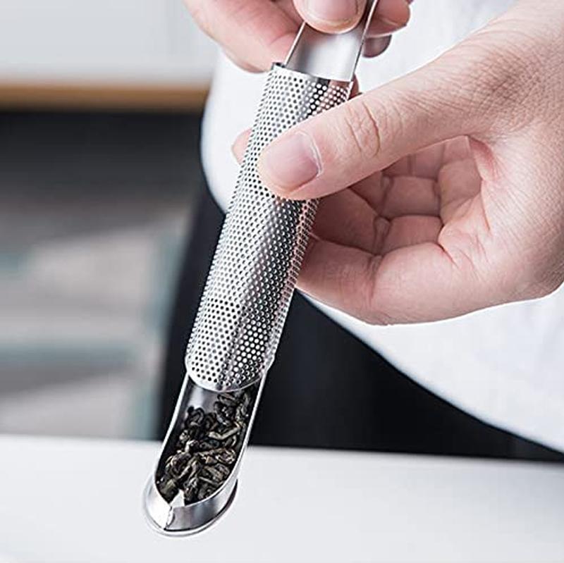 "Elegant tesil i rostfritt stål med långt handtag, idealisk för te och örter i köket eller på kontoret, silverfärgad."
