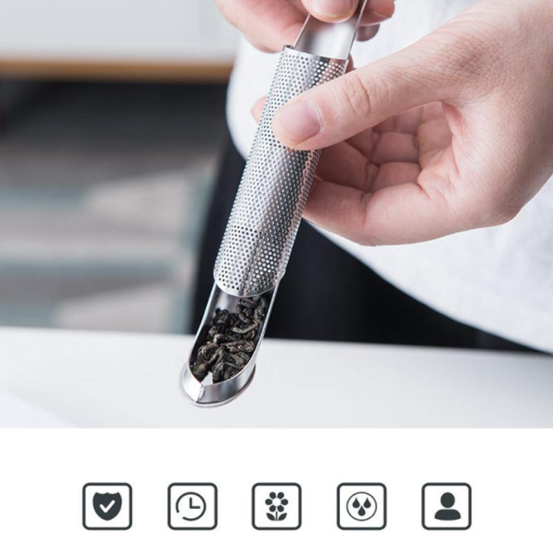 "Elegant tesil i rostfritt stål med långt handtag, idealisk för te och örter i köket eller på kontoret, silverfärgad."