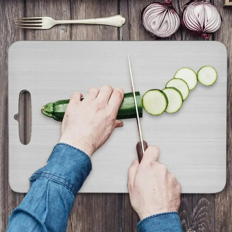 "Elegant titan skärbräda med antibakteriell yta, idealisk för moderna kök. Perfekt för säker och hållbar matlagning."