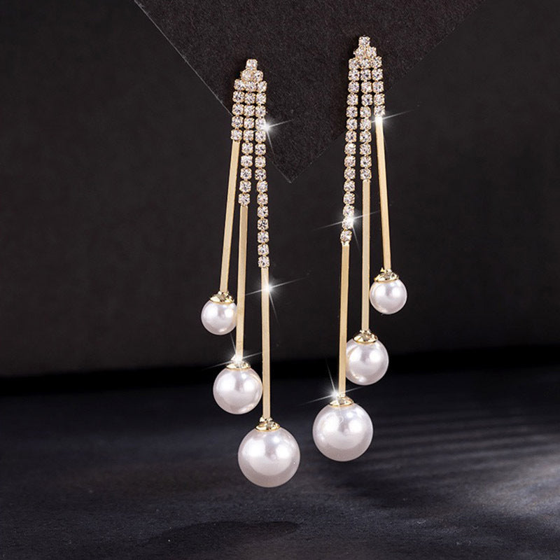 "Elegant tofs piercingörhänge för kvinnor, vit/röd, unik och stilren design, perfekt accessoar för alla tillfällen."