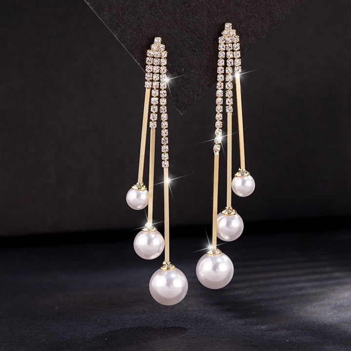 "Elegant tofs piercingörhänge för kvinnor, vit/röd, unik och stilren design, perfekt accessoar för alla tillfällen."