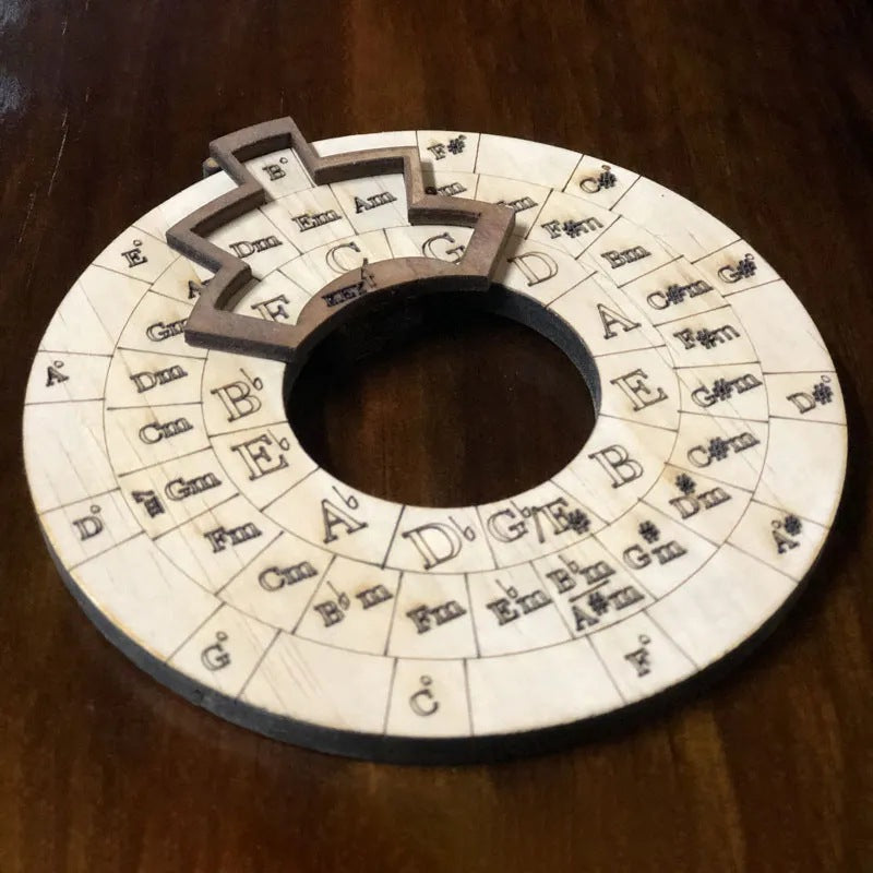 "Elegant trä melodiverktyg för musiker, justerbar i vit finish, hållbart och vackert designat för musikstudion."