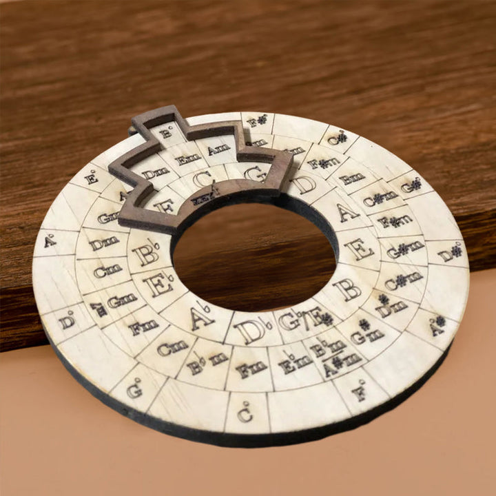 "Elegant trä melodiverktyg för musiker, justerbar i vit finish, hållbart och vackert designat för musikstudion."