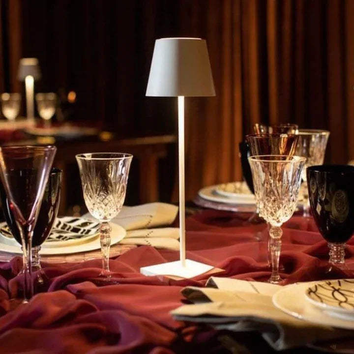 "Elegant trådlös bordslampa i aluminium med USB-laddning, dimbar design, perfekt för inomhus- och utomhusmiljöer."