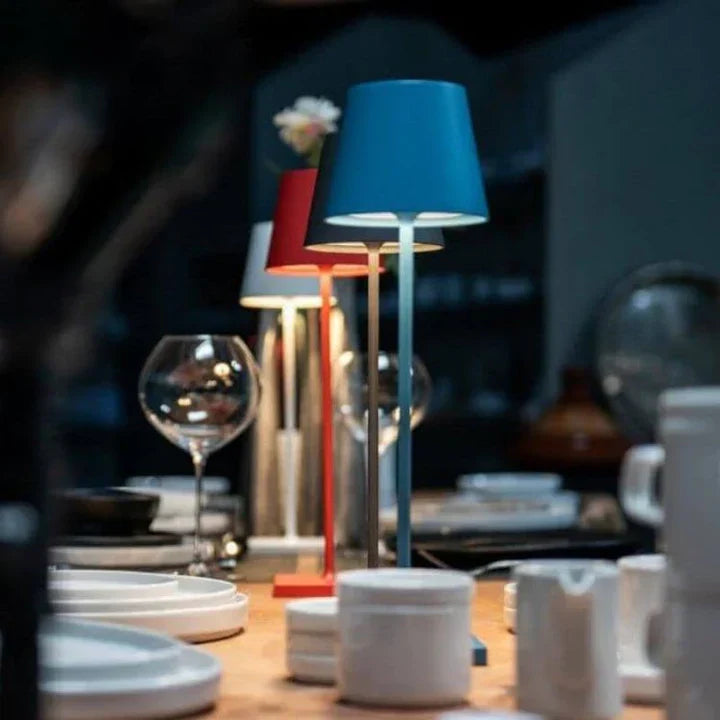 "Elegant trådlös bordslampa i aluminium med USB-laddning, dimbar design, perfekt för inomhus- och utomhusmiljöer."