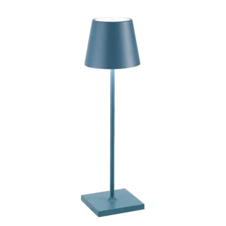 "Elegant trådlös bordslampa i aluminium med USB-laddning, dimbar design, perfekt för inomhus- och utomhusmiljöer."