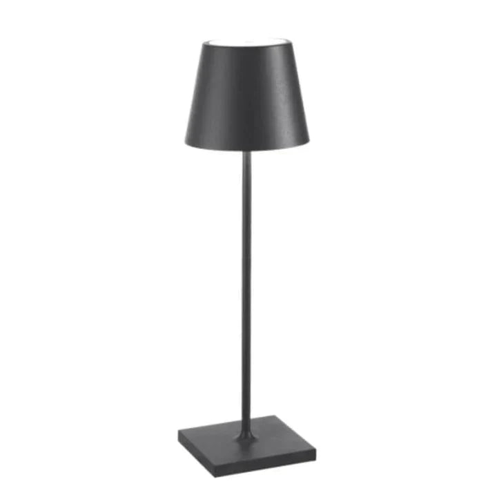 "Elegant trådlös bordslampa i aluminium med USB-laddning, dimbar design, perfekt för inomhus- och utomhusmiljöer."